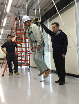 Practical experience (hanging from a harness)